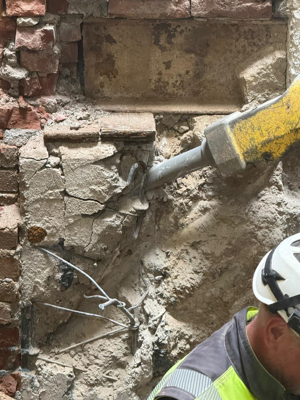 Hydraulikhammer des BROKK 170 an Mauerwerk