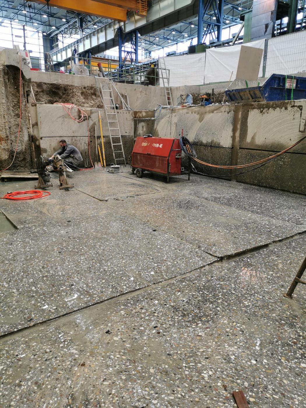 Seilsäge in einer Industriehalle