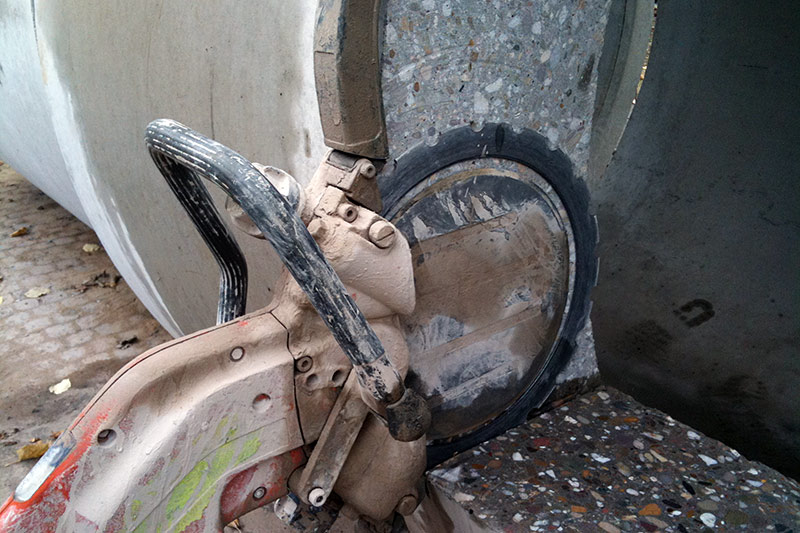 Wandsäge an einer Betonwand